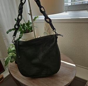 Stylish Olive Leather Shoulder Bag with Chunky Strap